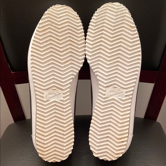 Nike Cortez White and Black Classic Sneakers with Swoosh Logo Size 6.5 - Picture 4 of 4